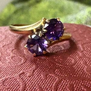 Rare! Estate 10k gold changing colors purple Sapphires ring